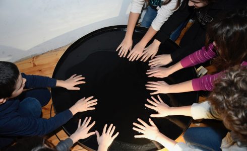L’arte ‘prende casa’ nelle scuole: le aule (non utilizzate) diventano atelier con laboratori gratuiti per i ragazzi