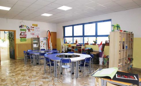 Rivoluzione negli arredi alla scuola Montagnola, arrivano i banchi trapezoidali