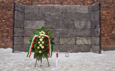 Treno della Memoria, ad Auschwitz gli studenti toscani depongono una corona in memoria delle vittime