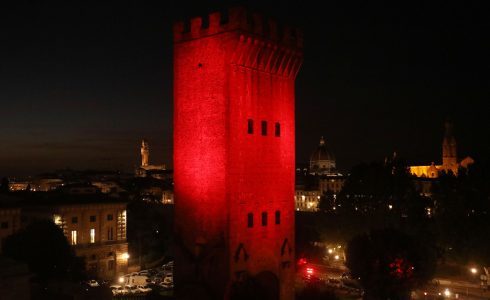 Firenze a fianco del popolo curdo: illuminate di rosso le antiche porte della città