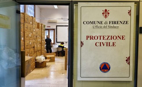 Coronavirus: gli ultrasessantacinquenni residenti a Firenze continueranno a ricevere a casa le mascherine