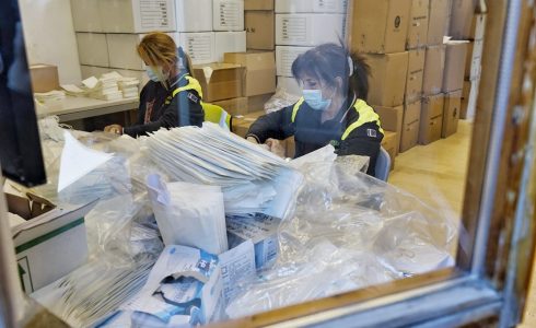 Coronavirus: cominciata la distribuzione porta a porta delle mascherine agli over 65nni